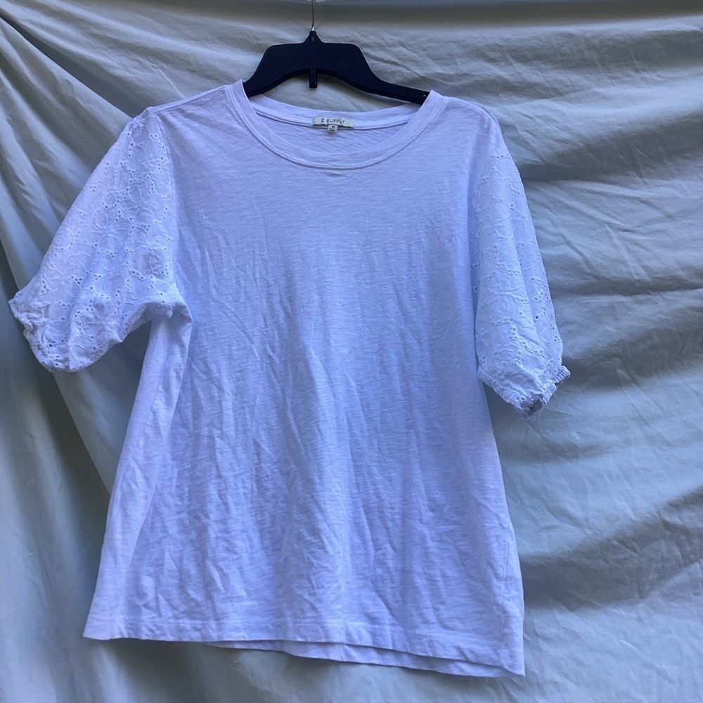 Z Supply white eyelet floral detail in the balloon sleeves, size Medium